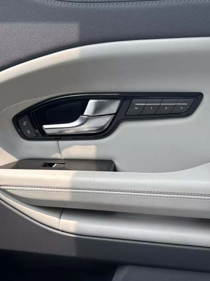 LAND ROVER Range Rover Evoque HSE 2018https://cdn.drivegood.com/1MJtAg1y5TD1V4uXvBWJSLmZi7Gx4ufFCEqLc4FV.webp