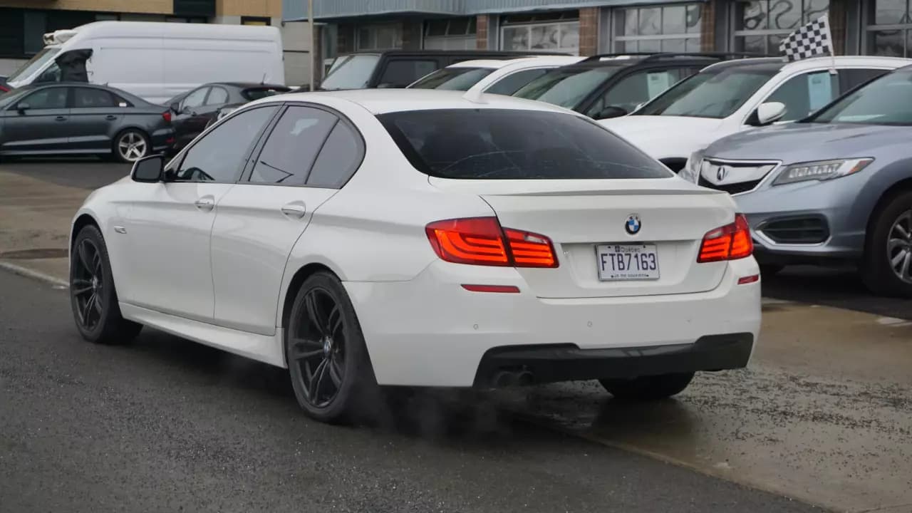 BMW 5-Series 528i xDrive 2012https://cdn.drivegood.com/1PLPYz5Wr6X6whVHBS6ZrCBq7gzOanWA6794r2wG.webp