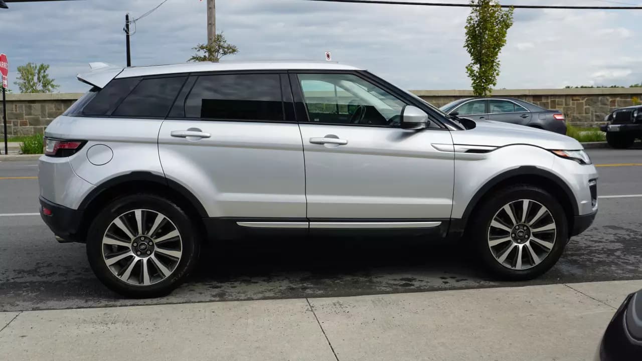 LAND ROVER Range Rover Evoque HSE 2018https://cdn.drivegood.com/4ZncGB0mXylhXbeNBdJS6aipvYlrDSSWBzugKH59.webp
