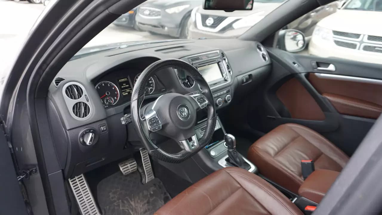 VOLKSWAGEN Tiguan Rline 2015https://cdn.drivegood.com/ZxsJnTWnYmYPJlyaF1TKuCfDDWuG7a1UEwMVbskU.webp