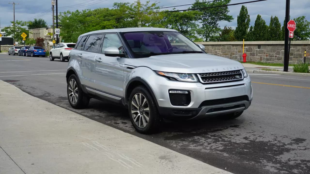 LAND ROVER Range Rover Evoque HSE 2018https://cdn.drivegood.com/baTLxSivcZzB7LA73sJ1c3KgMWaPgtlAv18L33Mk.webp