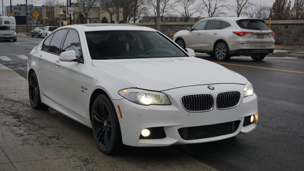 BMW 5-Series 528i xDrive 2012https://cdn.drivegood.com/wed13z4ZDpDoqXJvJY9SUu7OXPkyG0rBGZjBJpwR.webp