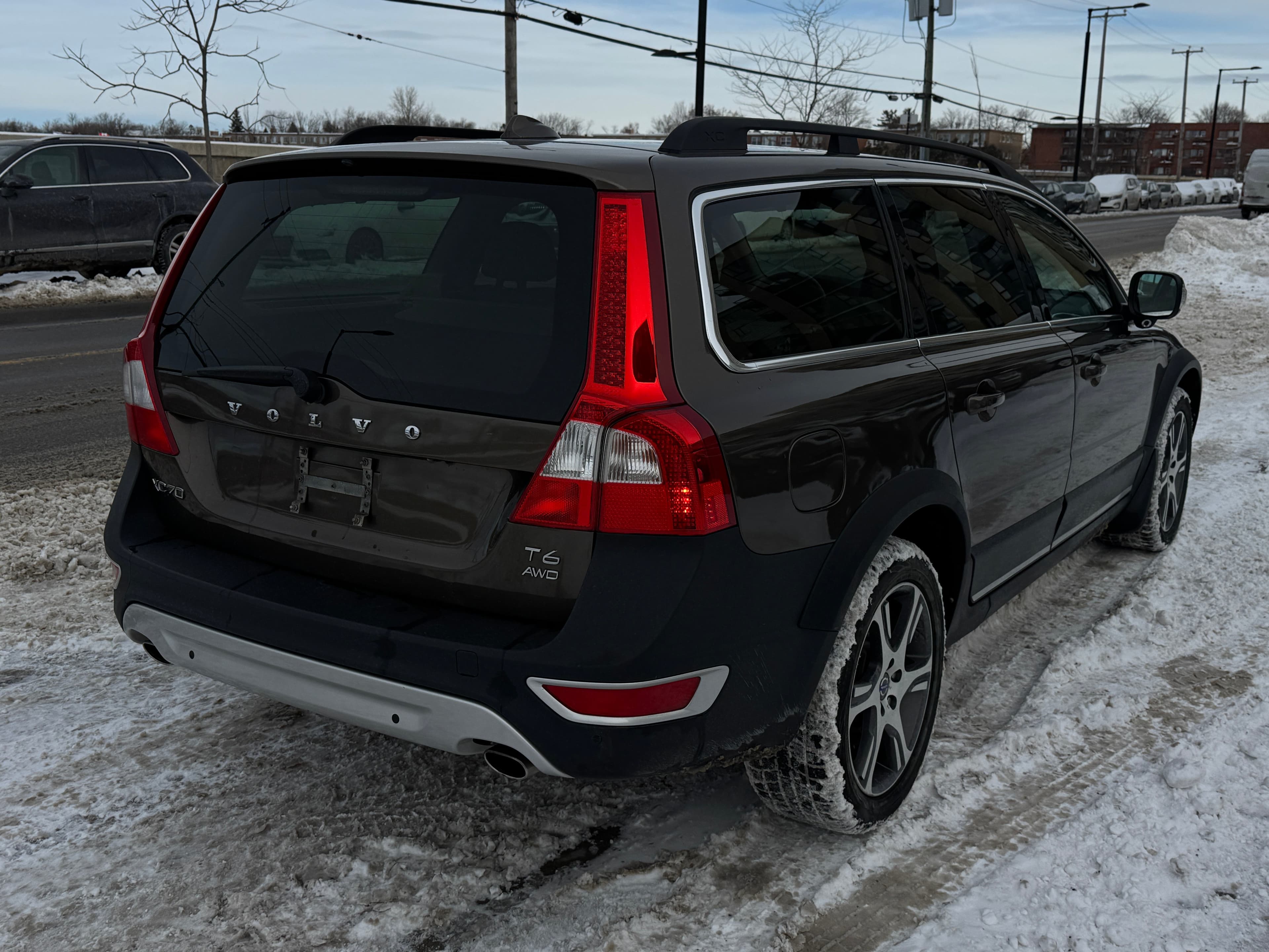 Volvo XC70 T6 2013https://dealercdn.adws.ca/912/6/1765557146625-977972823.jpg