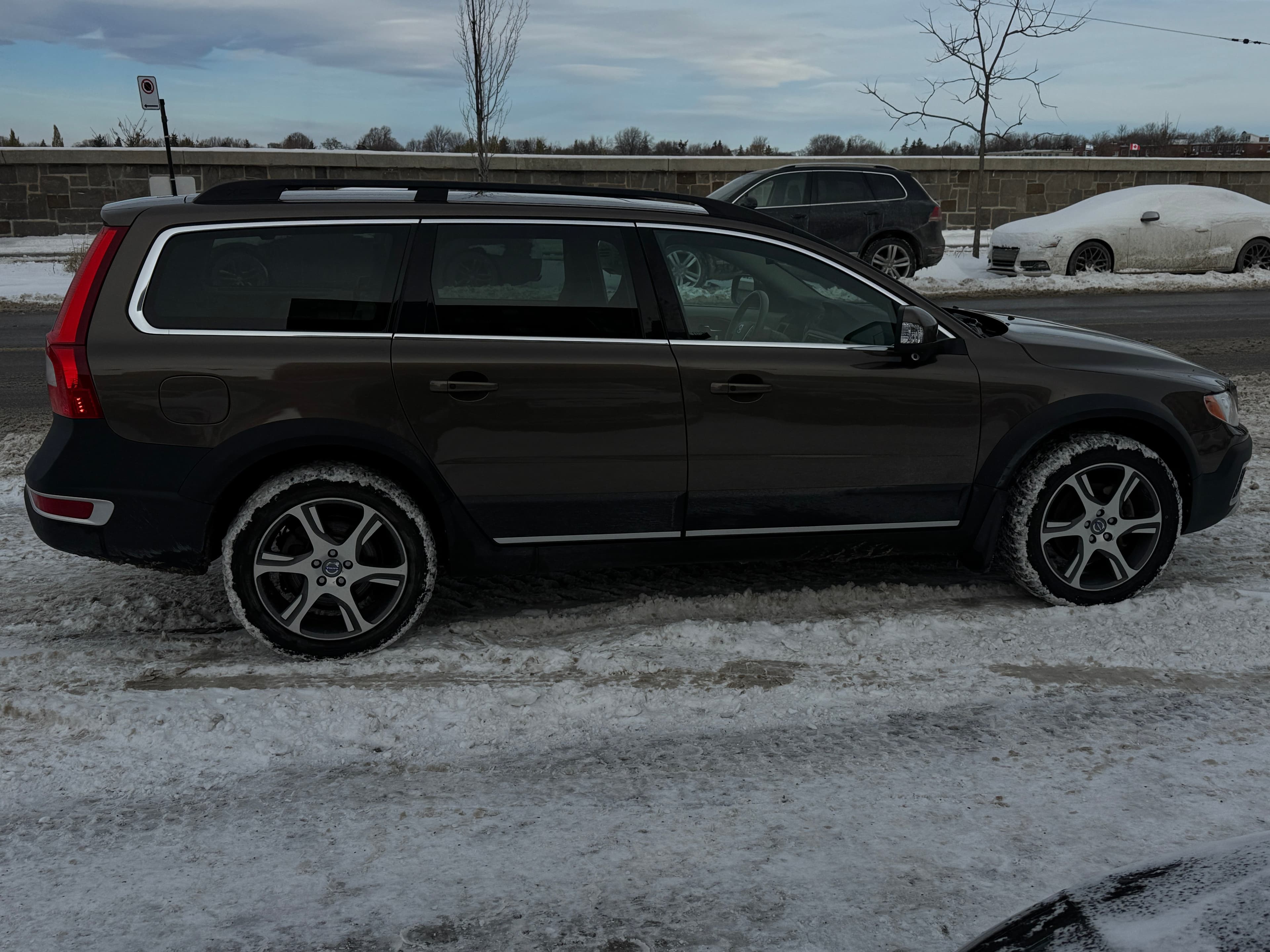 Volvo XC70 T6 2013https://dealercdn.adws.ca/912/6/1765557147338-822440685.jpg
