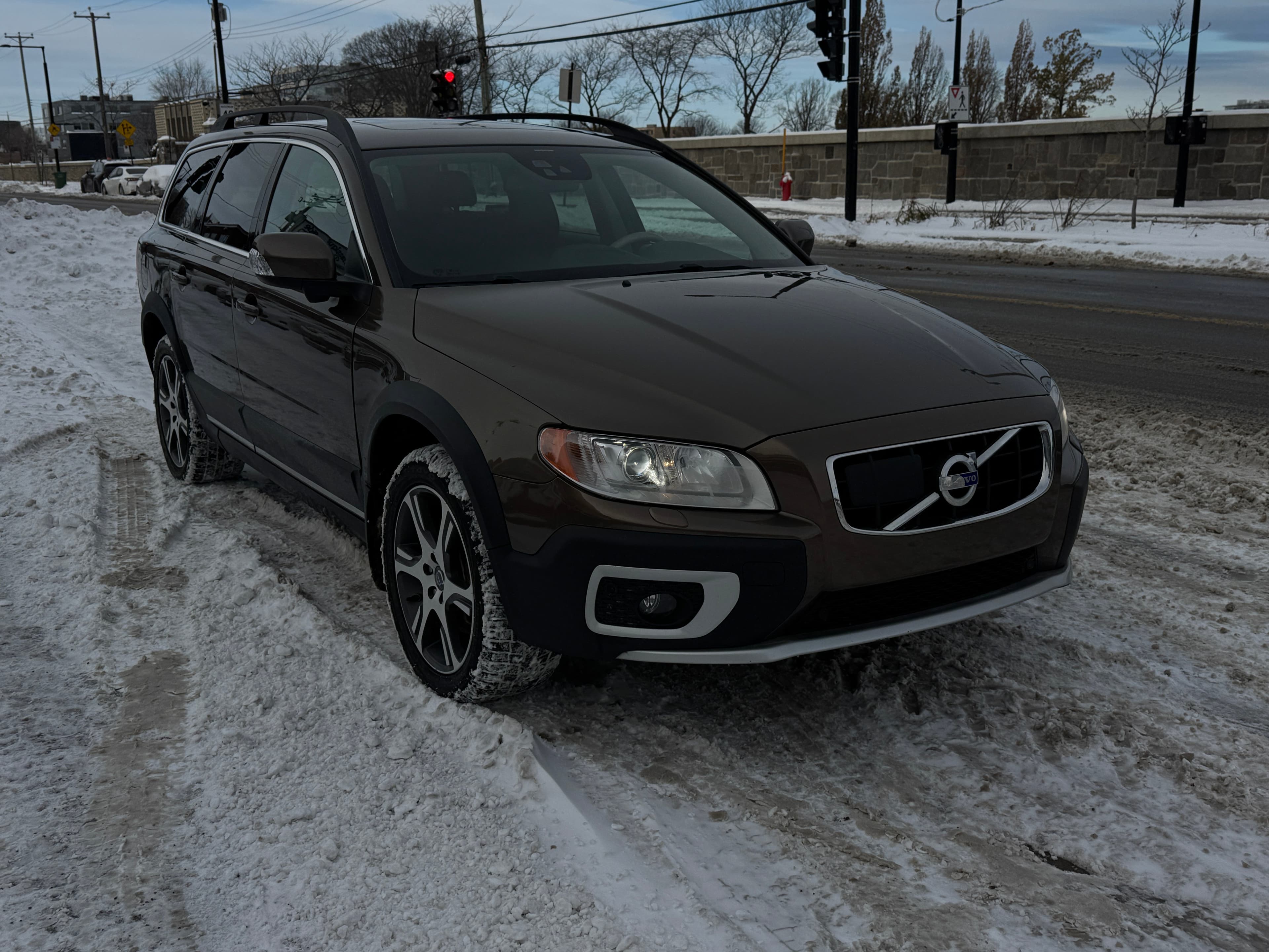 Volvo XC70 T6 2013https://dealercdn.adws.ca/912/6/1765557148151-154380072.jpg