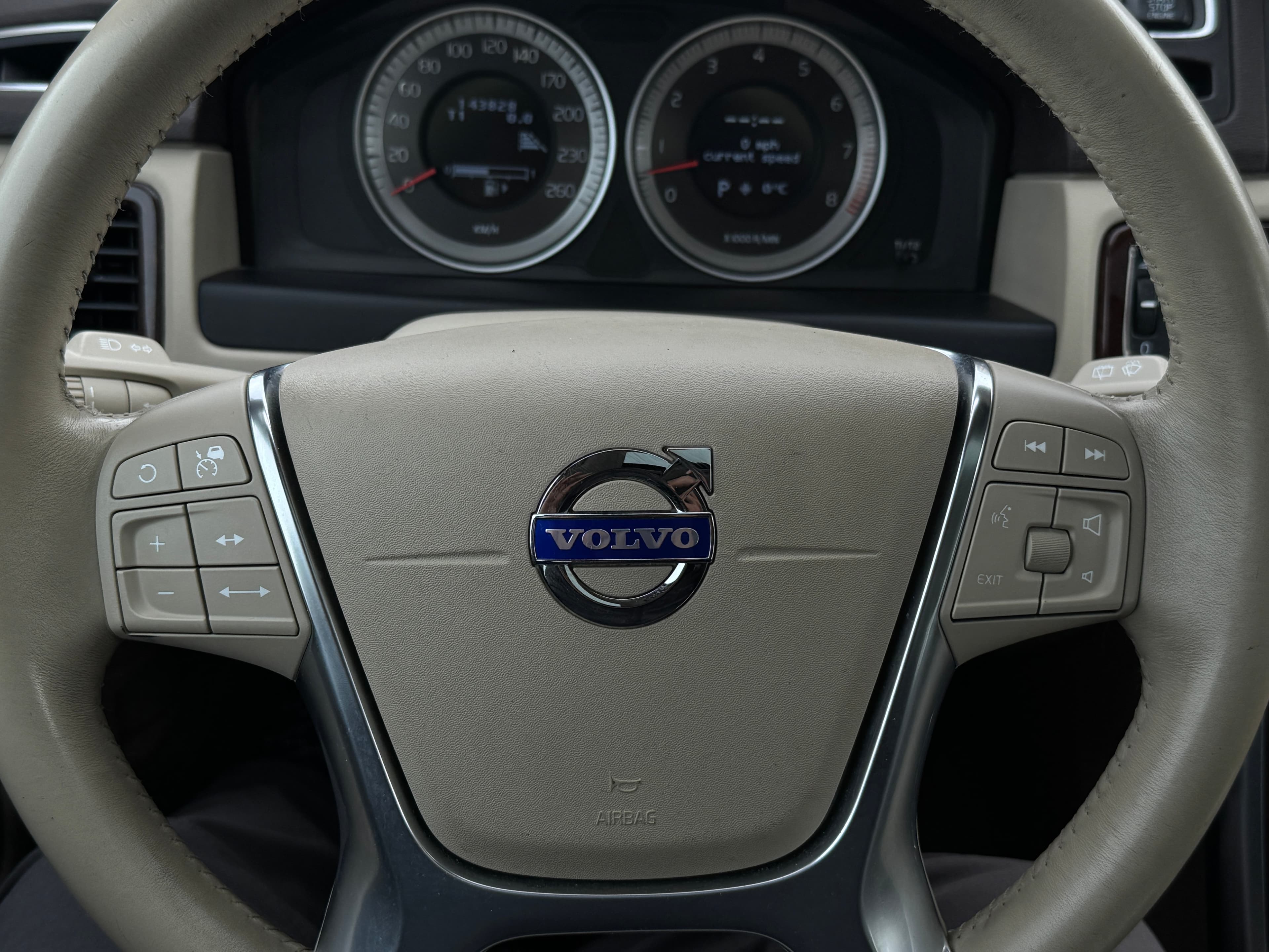 Volvo XC70 T6 2013https://dealercdn.adws.ca/912/6/1765557180486-650385094.jpg