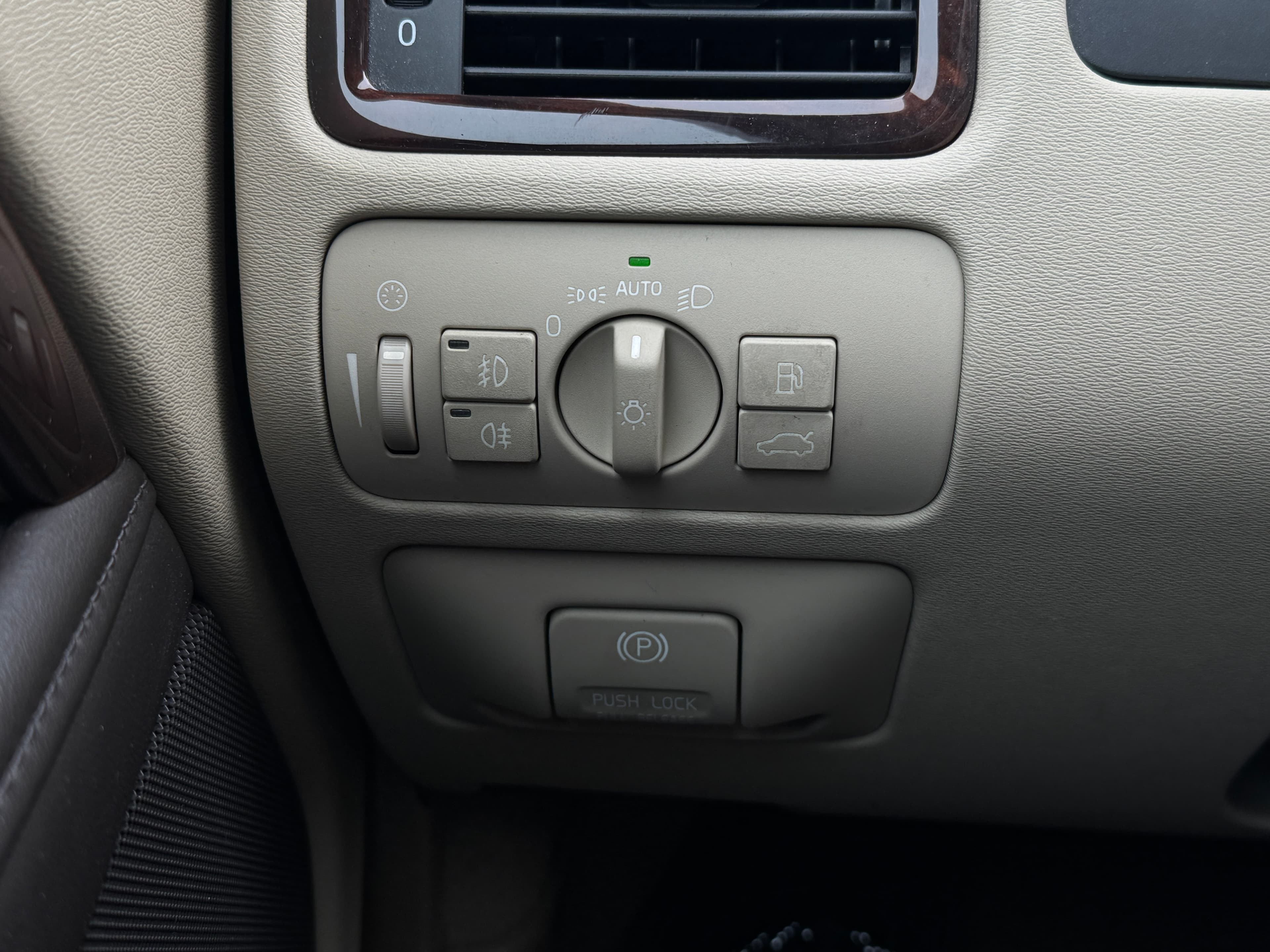 Volvo XC70 T6 2013https://dealercdn.adws.ca/912/6/1765557181145-707980553.jpg