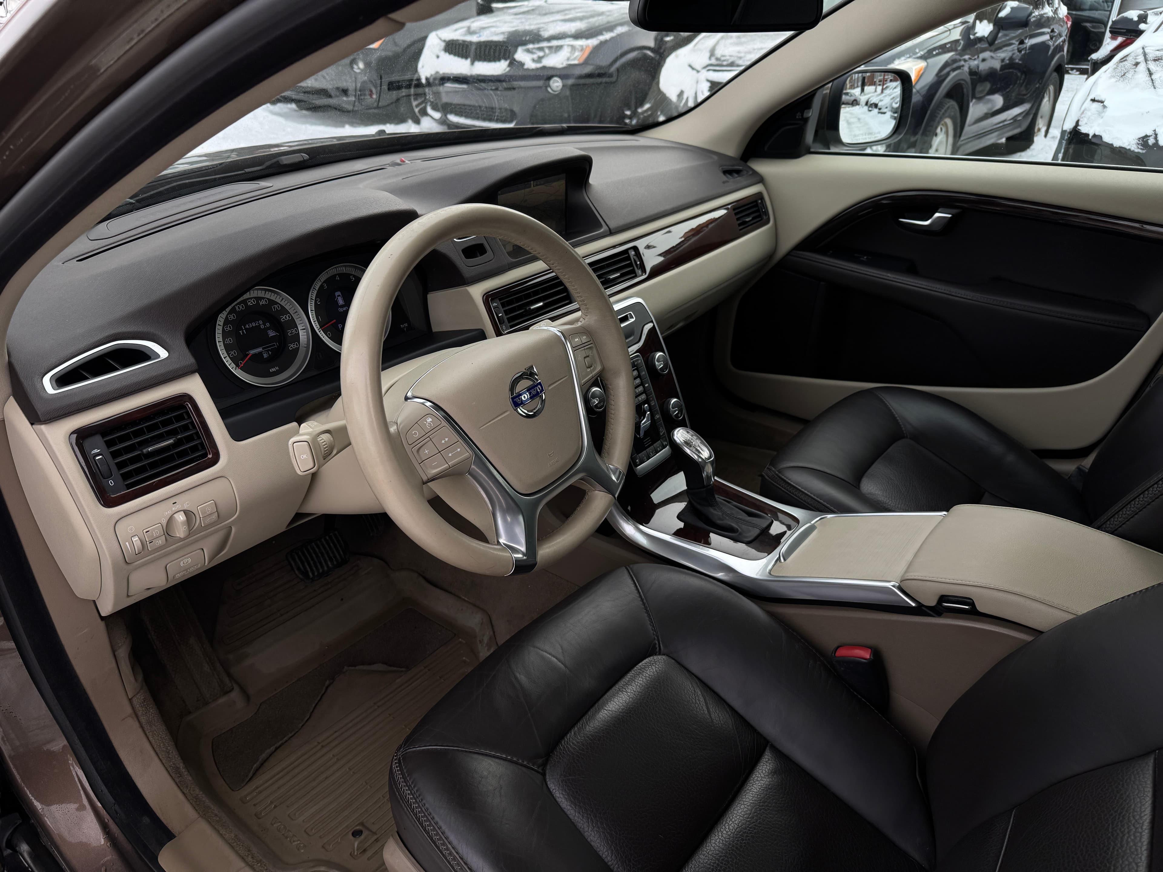 Volvo XC70 T6 2013https://dealercdn.adws.ca/912/6/1765557181835-913683293.jpg