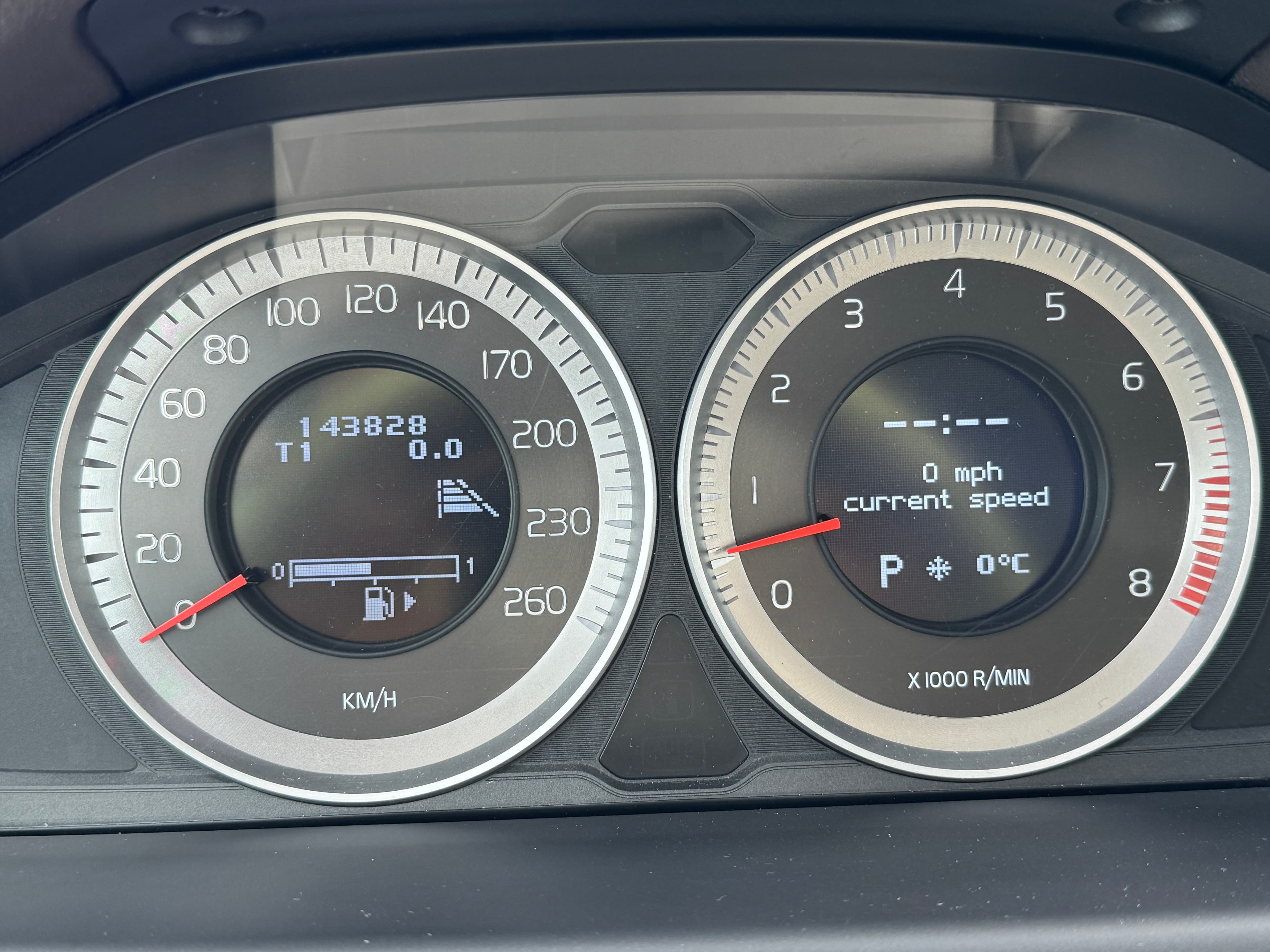 Volvo XC70 T6 2013https://dealercdn.adws.ca/912/6/1765557243022-539846153.jpg