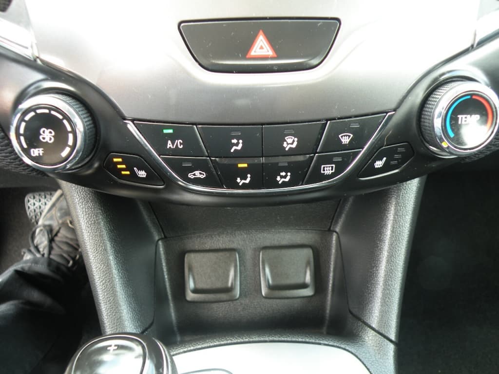 Chevrolet Cruze LT 2017https://image.autousagee.ca/1024/4373758/66a217f1c03a6.jpg