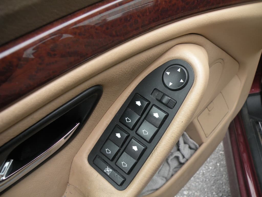 BMW Serie 5  1999https://image.autousagee.ca/1024/4565266/66f526d8b0e4e.jpg