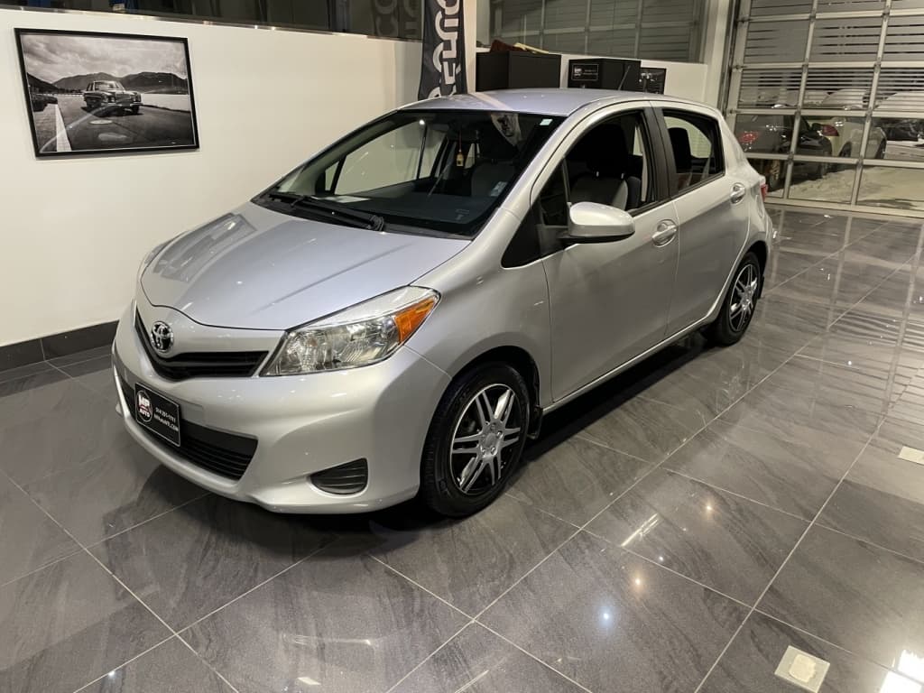 Toyota Yaris LE 2013https://image.autousagee.ca/1024/5003865/p1jfmi3sau16td1gd7ppc9g91iup5.jpeg