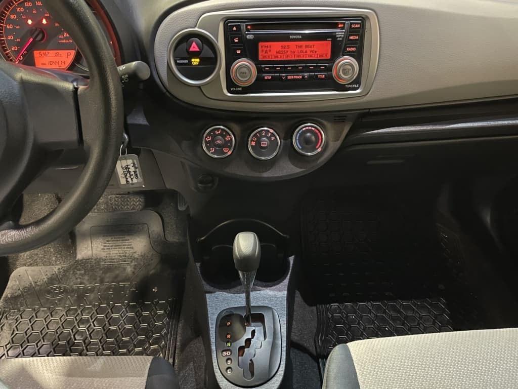 Toyota Yaris LE 2013https://image.autousagee.ca/1024/5003865/p1jfmi3sb21te5bia14vs1ul94eim.jpeg