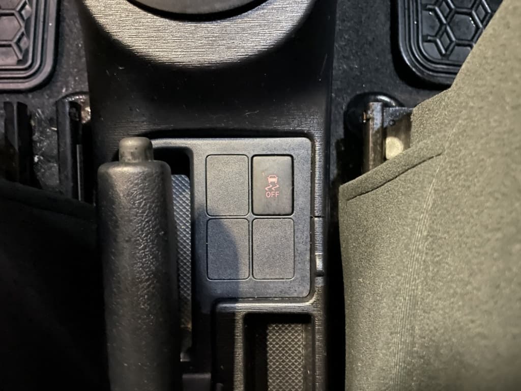 Toyota Yaris LE 2013https://image.autousagee.ca/1024/5003865/p1jfmi3sb26cl10j26prg94n5nl.jpeg