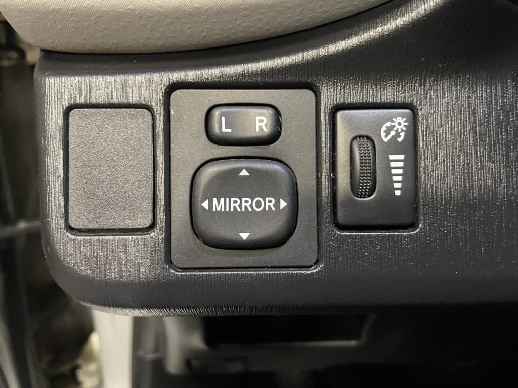 Toyota Yaris LE 2013https://image.autousagee.ca/1024/5003865/p1jfmi3sb2l2d4ec1kj037b55gg.jpeg