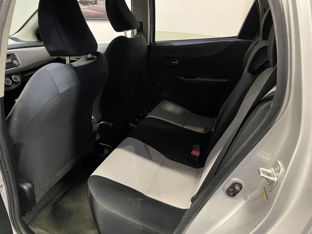 Toyota Yaris LE 2013https://image.autousagee.ca/1024/5003865/p1jfmi3sb2lt71kph1ddhndg3mme.jpeg