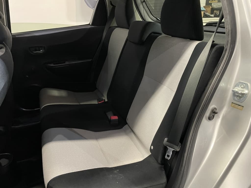 Toyota Yaris LE 2013https://image.autousagee.ca/1024/5003865/p1jfmi3sb2pn815ucsksu9m6dgd.jpeg