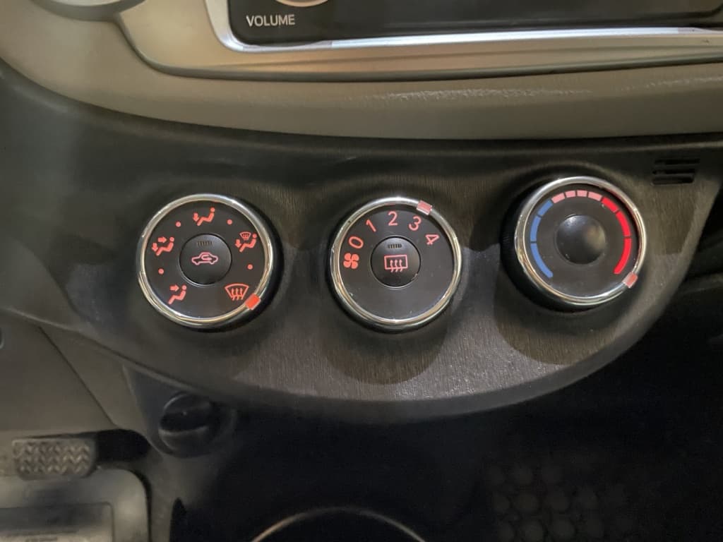 Toyota Yaris LE 2013https://image.autousagee.ca/1024/5003865/p1jfmi3sb2r971i0j15cg18i3196ck.jpeg