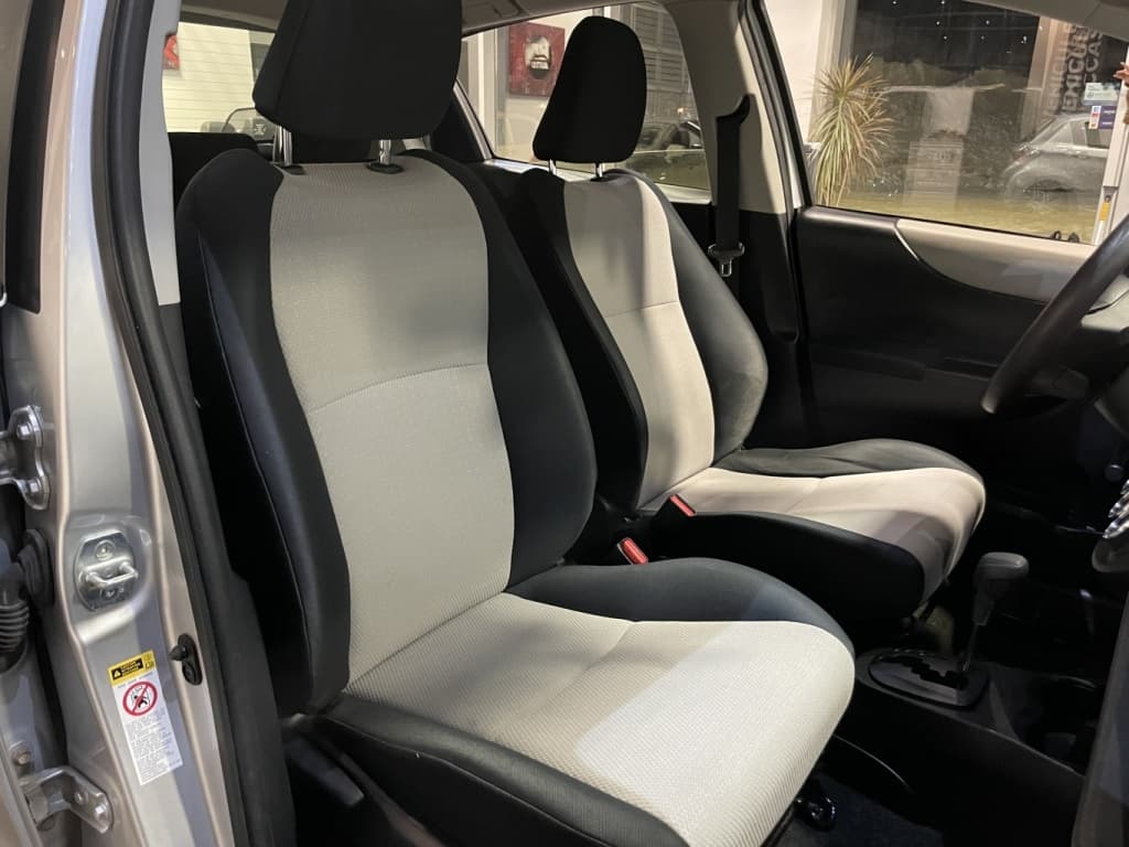 Toyota Yaris LE 2013https://image.autousagee.ca/1024/5003865/p1jfmi3sb2vve1j9s11rpdbf15frn.jpeg